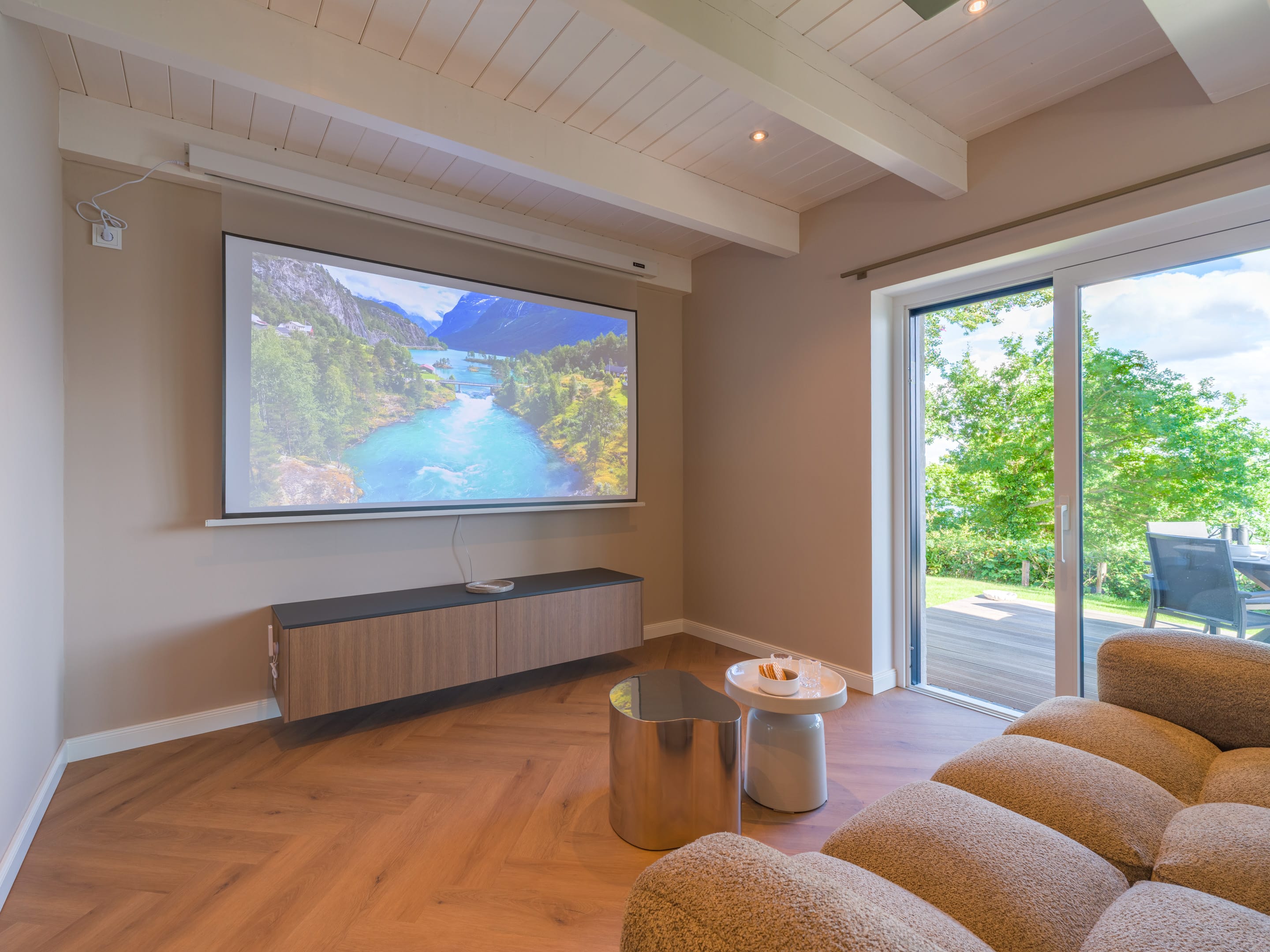 Heimkino mit 100-Zoll-Leinwand und Laserbeamer im Wohnzimmer