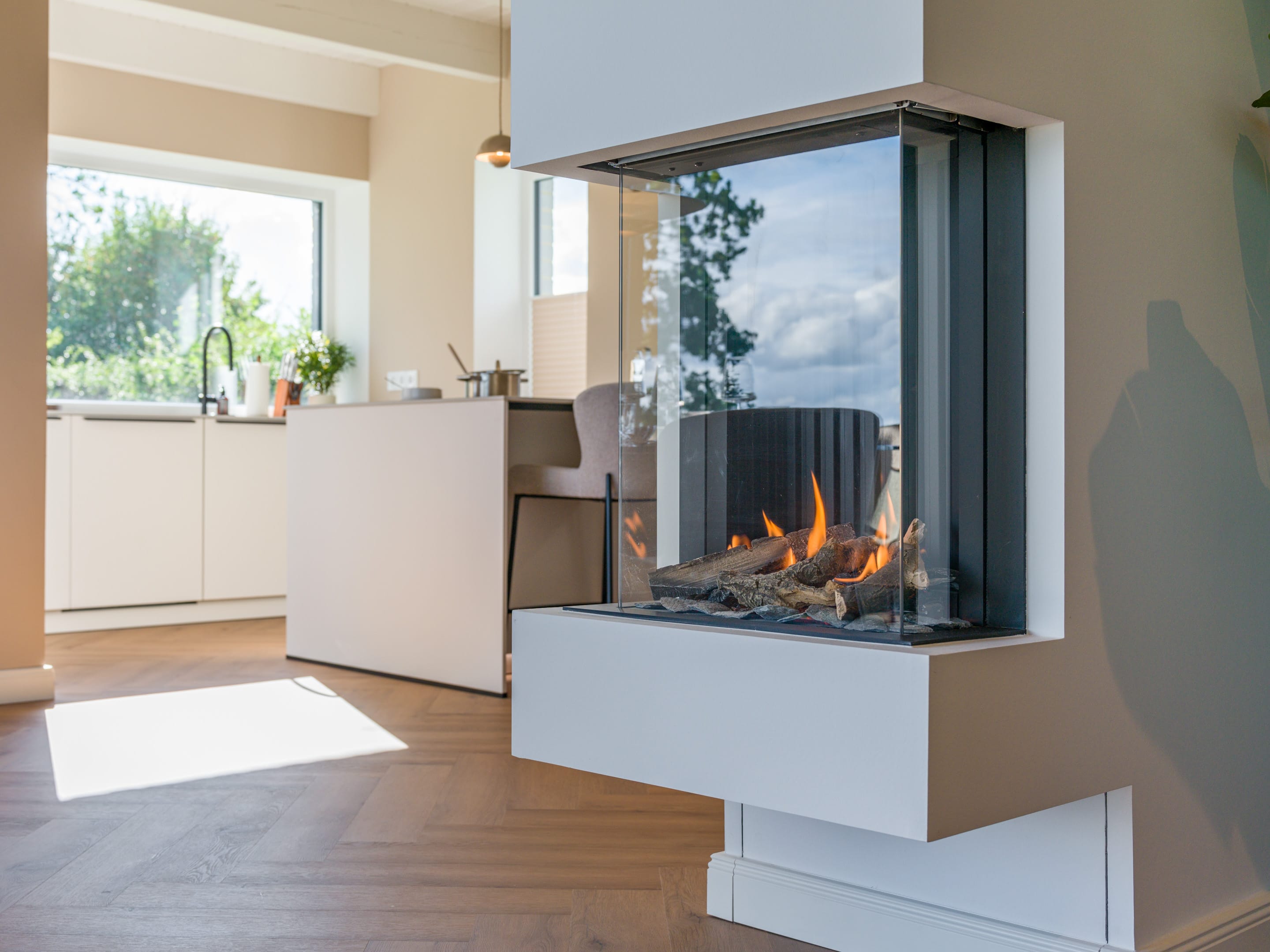 Von zwei Seiten einsehbarer Panorama-Gaskamin im Wohnzimmer