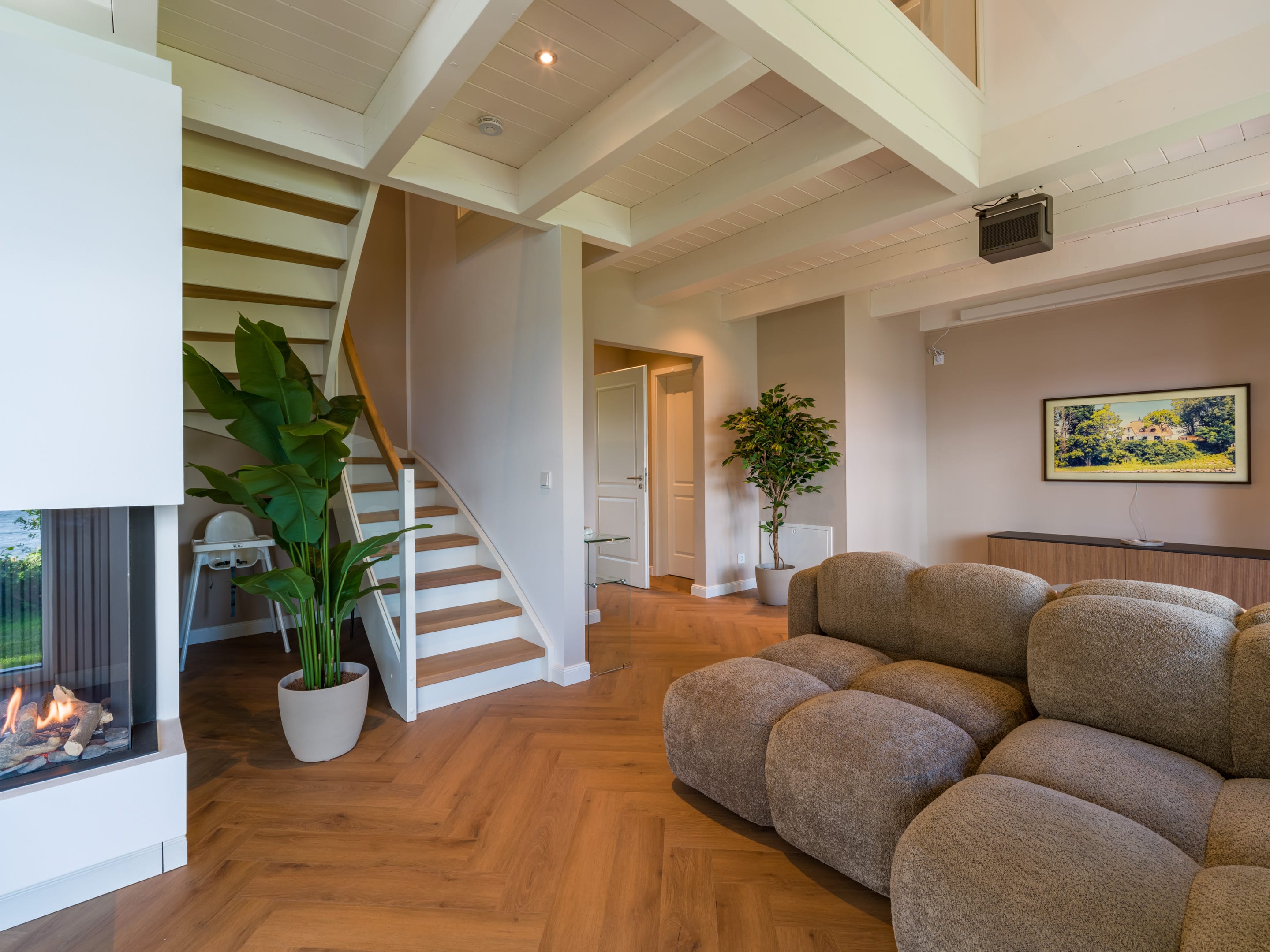 Wohnzimmer mit Treppe zur offenen Galerie unter dem First