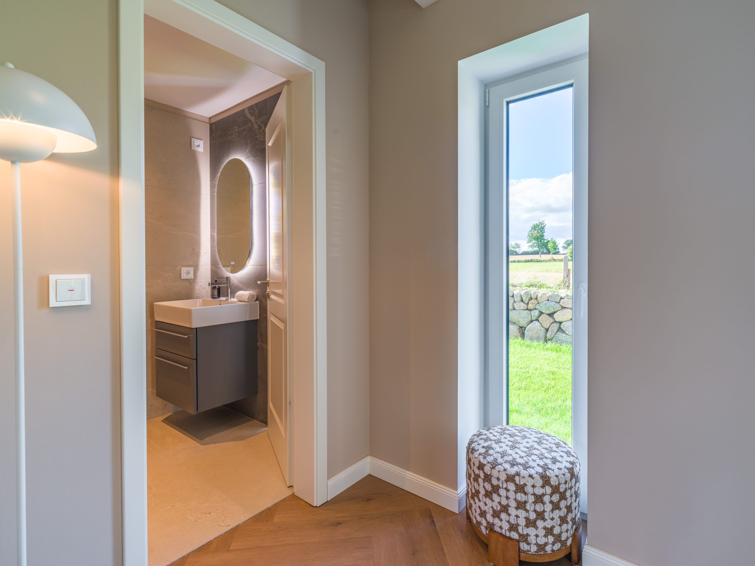 Zweites Badezimmer mit Dusche und WC im Erdgeschoss