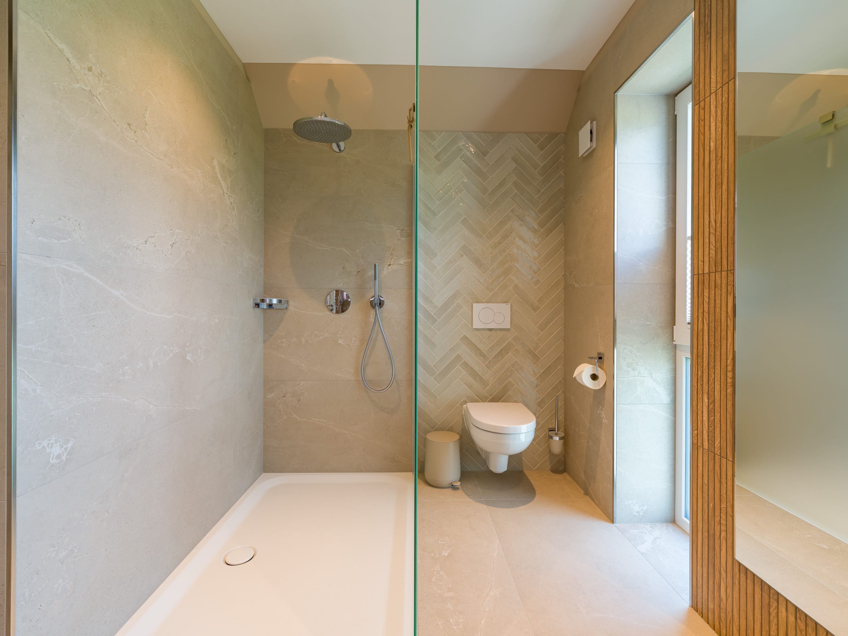 Walk-in rain shower in the main bathroom of the holiday home